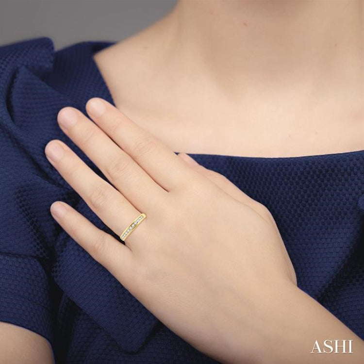 1/3 Ctw Channel Set 11 Stone Round Cut Diamond Wedding Band in 14K Yellow Gold
