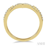 1/6 Ctw V-Shape Center Round Cut Diamond Wedding Band in 14K Yellow Gold